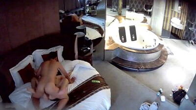 眼镜萌妹被连干两炮骚叫不止,清晰呻吟搞笑又淫荡!