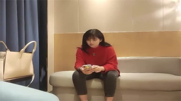 探花合作打造平台顶级丰乳肥臀辣妹,双峰亮眼诱人