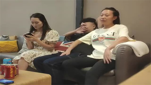 拖拉机狂欢!两大汉4P激战,狂插猛抽浪叫连连